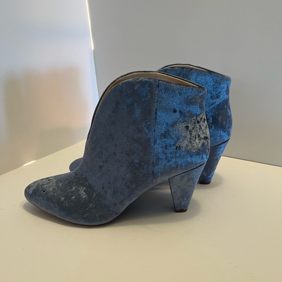 Elegant Blue Velvet Heeled Boots - Picture 3 of 8